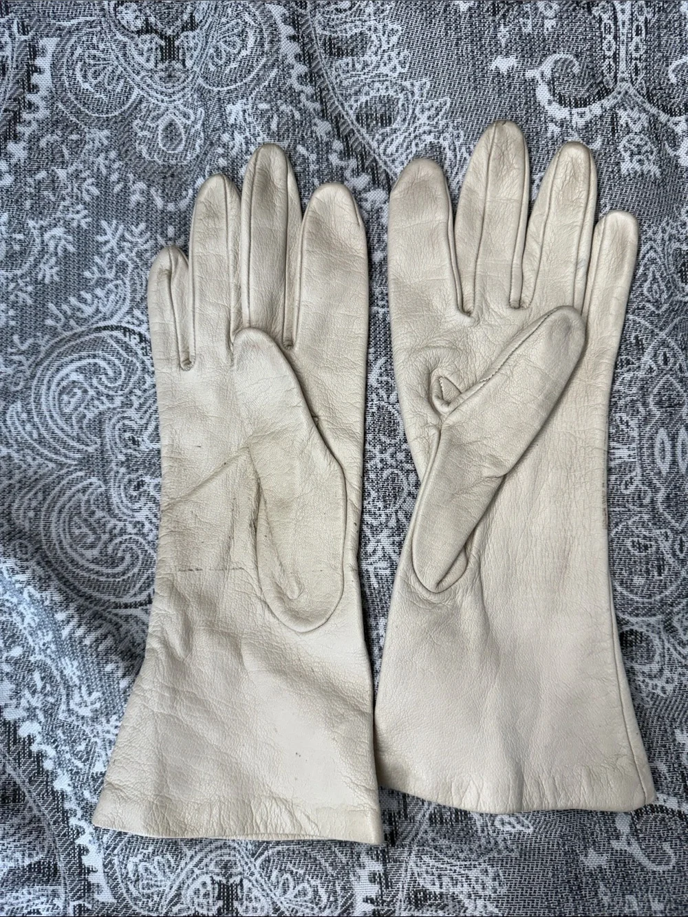 Classic Women's Leather Gloves in Cream with Silk Lining - Size 7.5